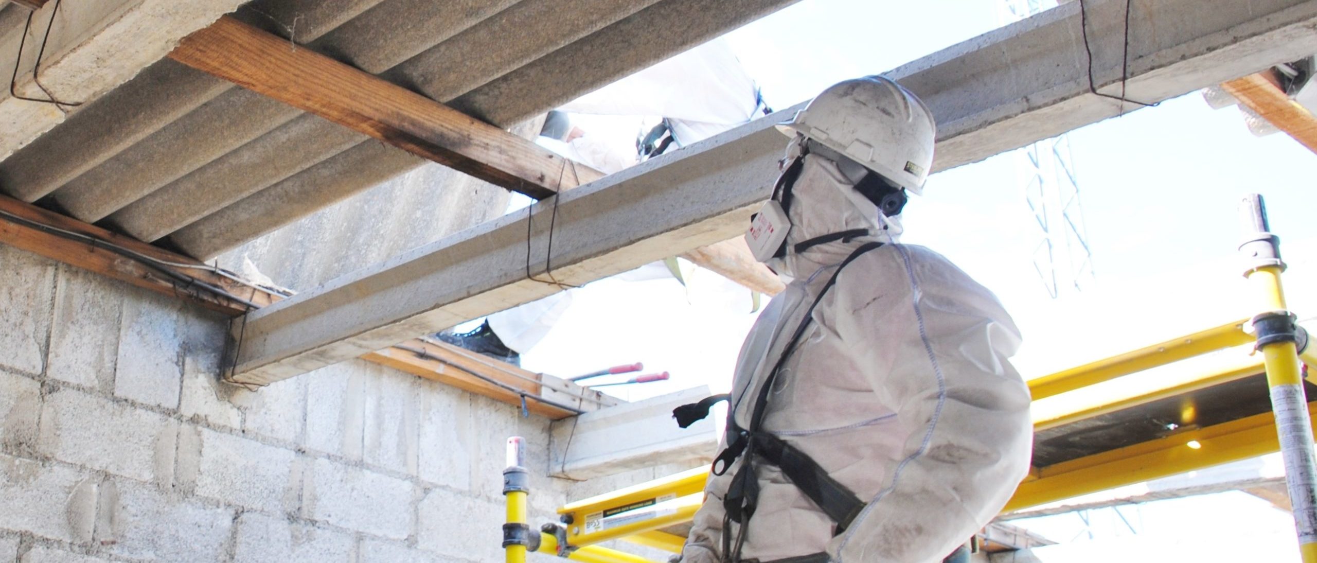 Bei unsachgemäßer Durchführung von Abbruch-, Sanierungs- und Instandhaltungsarbeiten können Asbestfasern freigesetzt werden, die zu ernsthaften Atemwegserkrankungen und anderen gesundheitlichen Problemen führen können.