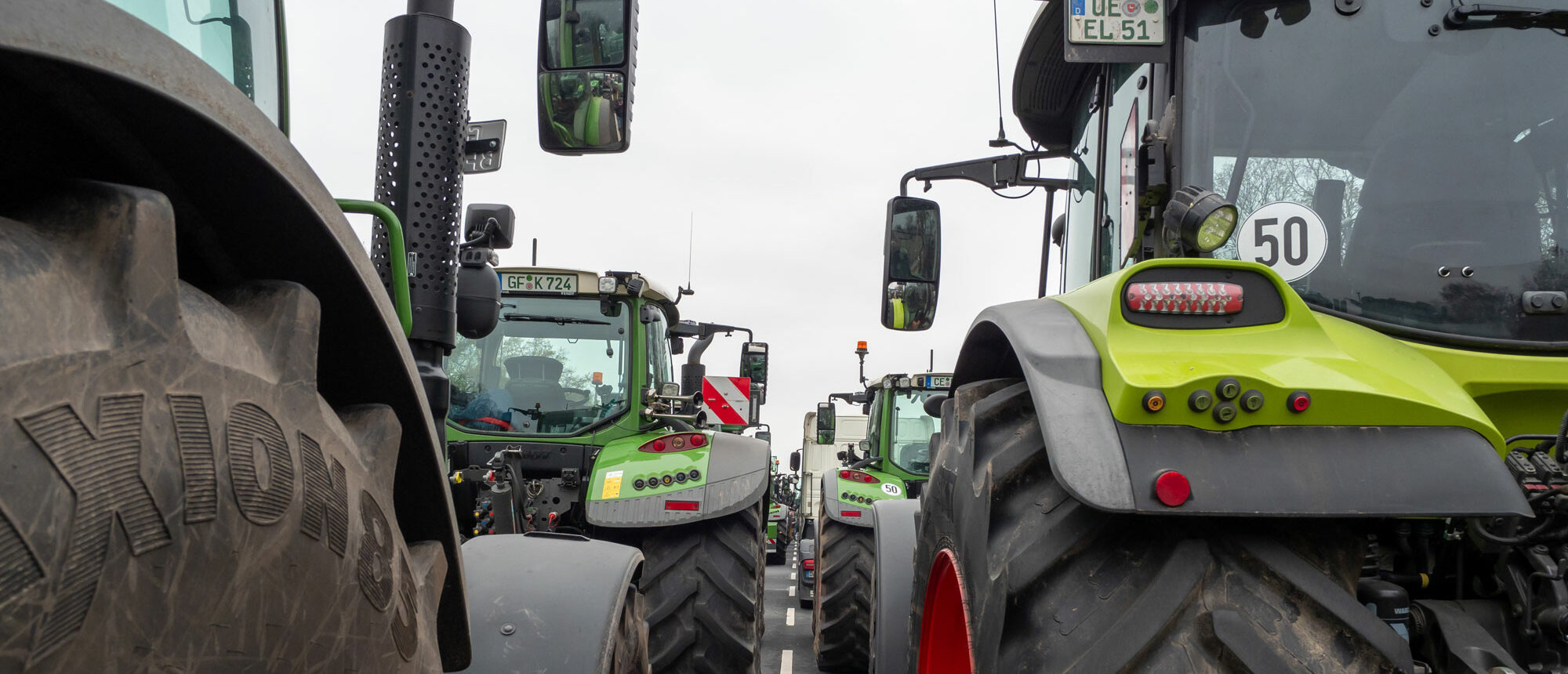 Traktoren auf einer Straßen. Bild von den Bauernprotesten im Dezember 2023