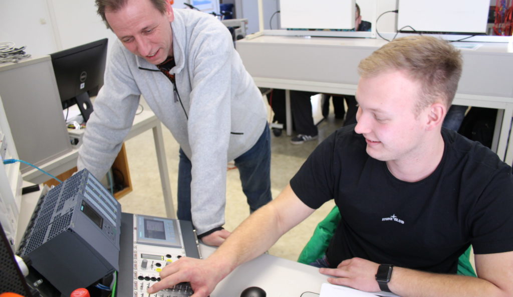 Direkt im Einsatz: Christian Angermann, Ausbildungsleiter Elektro, zeigt den Auszubildenden des dritten Lehrjahres die Möglichkeiten der neuen SPS-Geräte.
