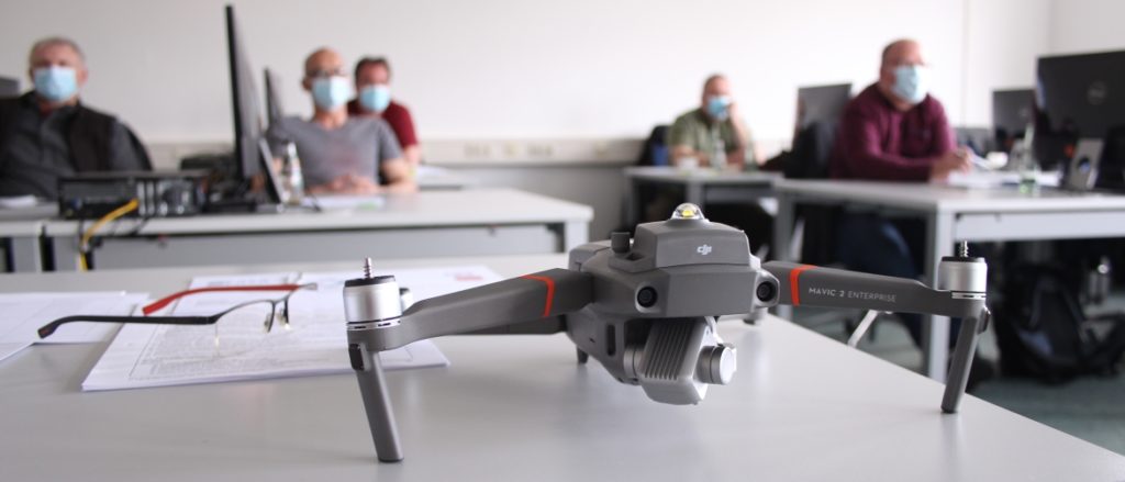 Drohne auf einem tisch vor der Lehrgangsklasse