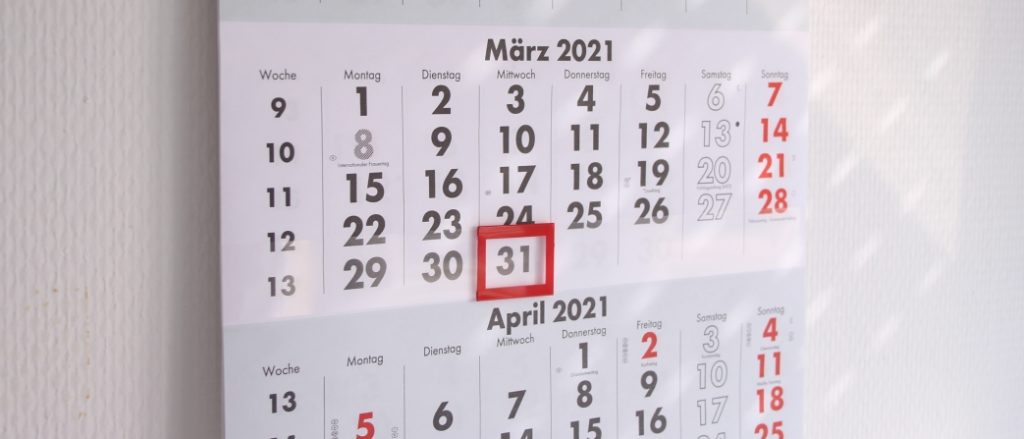 Wandkalender der den 31. März anzeigt