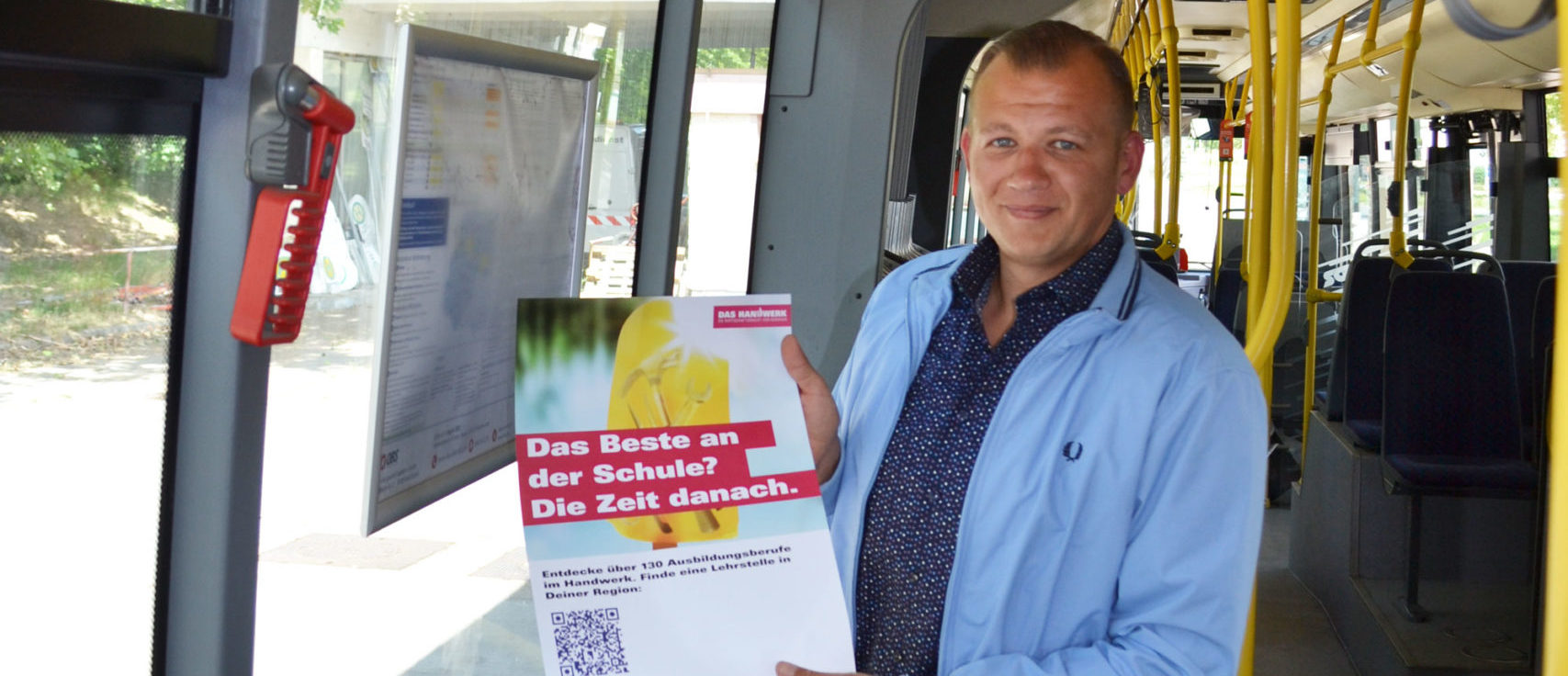 Patrick Hoffmann von der VM VerkehrsMedien Sachsen-Anhalt GmbH bringt die Blickfänge in die Busse.