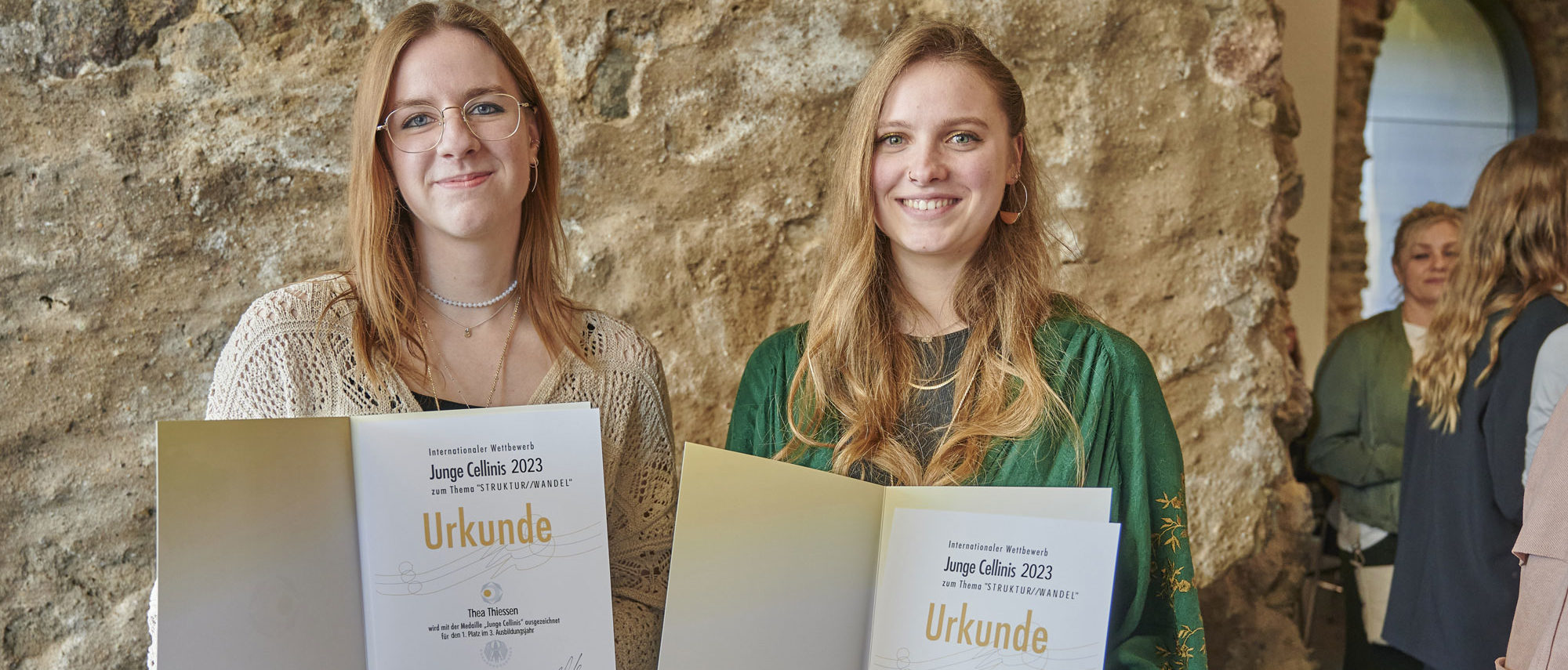 Mit ihren Schmuckstücken schafften sie es auf den ersten Platz: Thea Thiessen (l.), 3. Lehrjahr, aus Minden und Christine Licha (r.), 2. Lehrjahr, aus Weiden in der Oberpfalz.