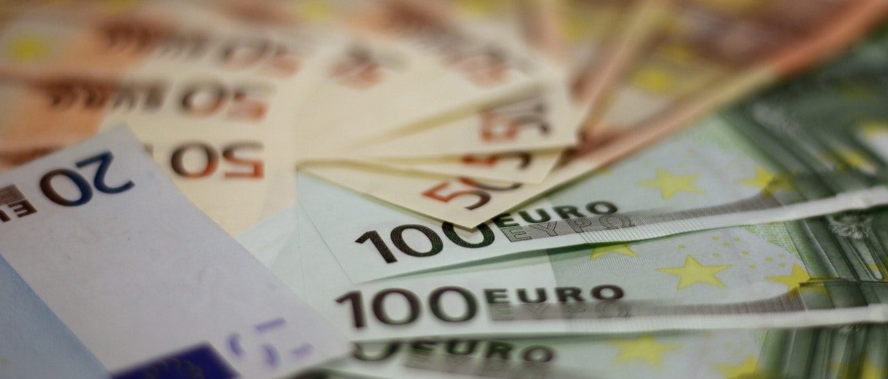 Viele im Kreis liegende Euro-Scheine