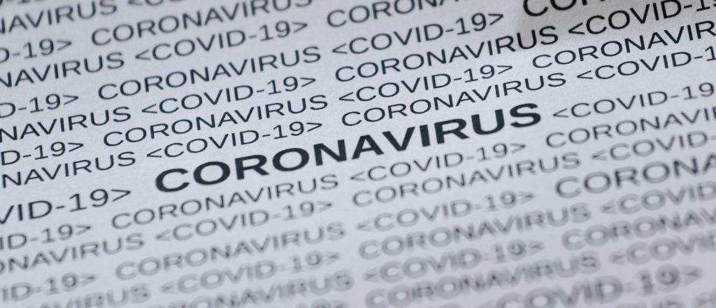 Coronavirus als Wort geschrieben auf einem A4-Blatt